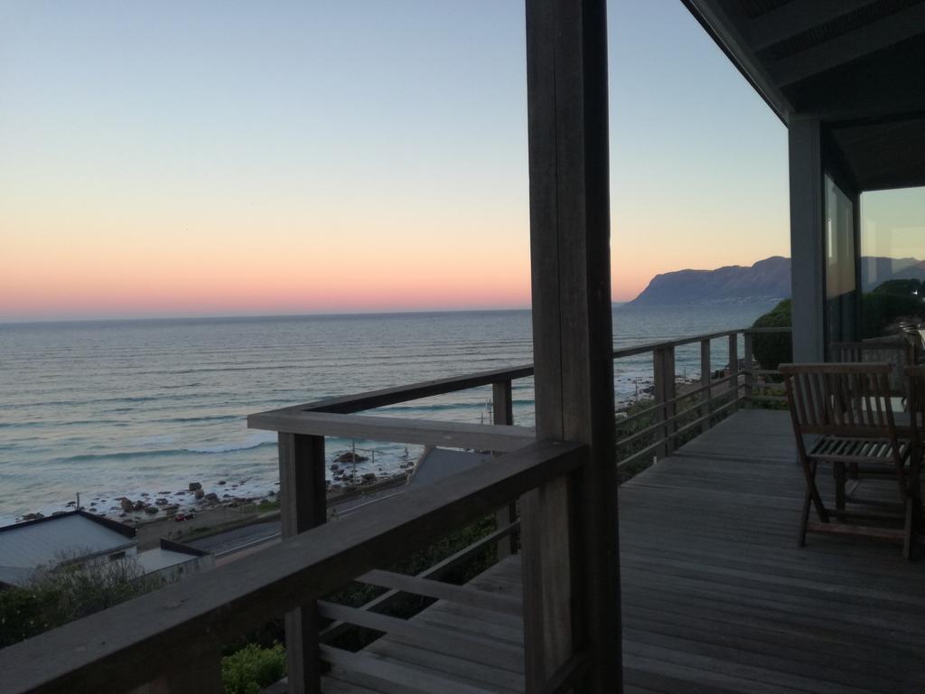 Seaview Apartment In Muizenberg Exterior photo